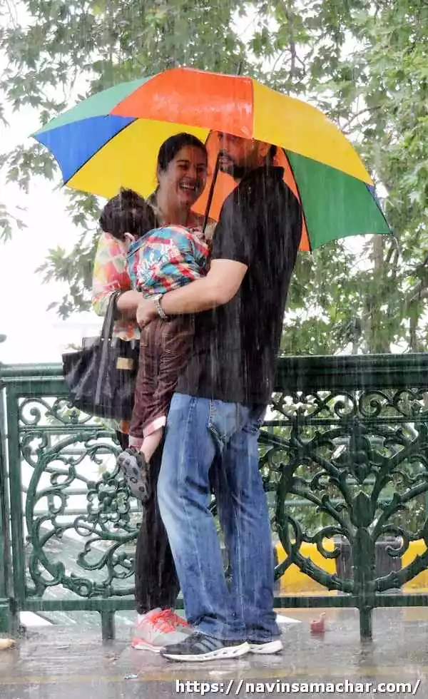 फिर बारिश शुरू, जिला प्रशासन ने तीन युवकों को बचाया 27 Barish2