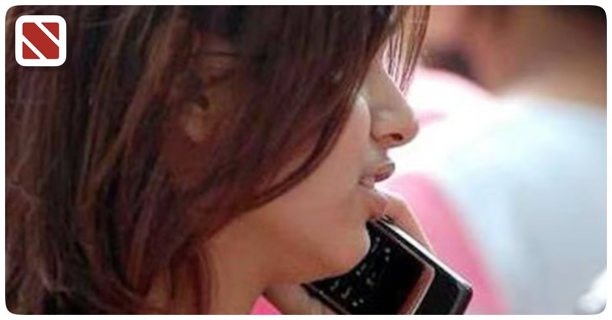 Phone karti ladki